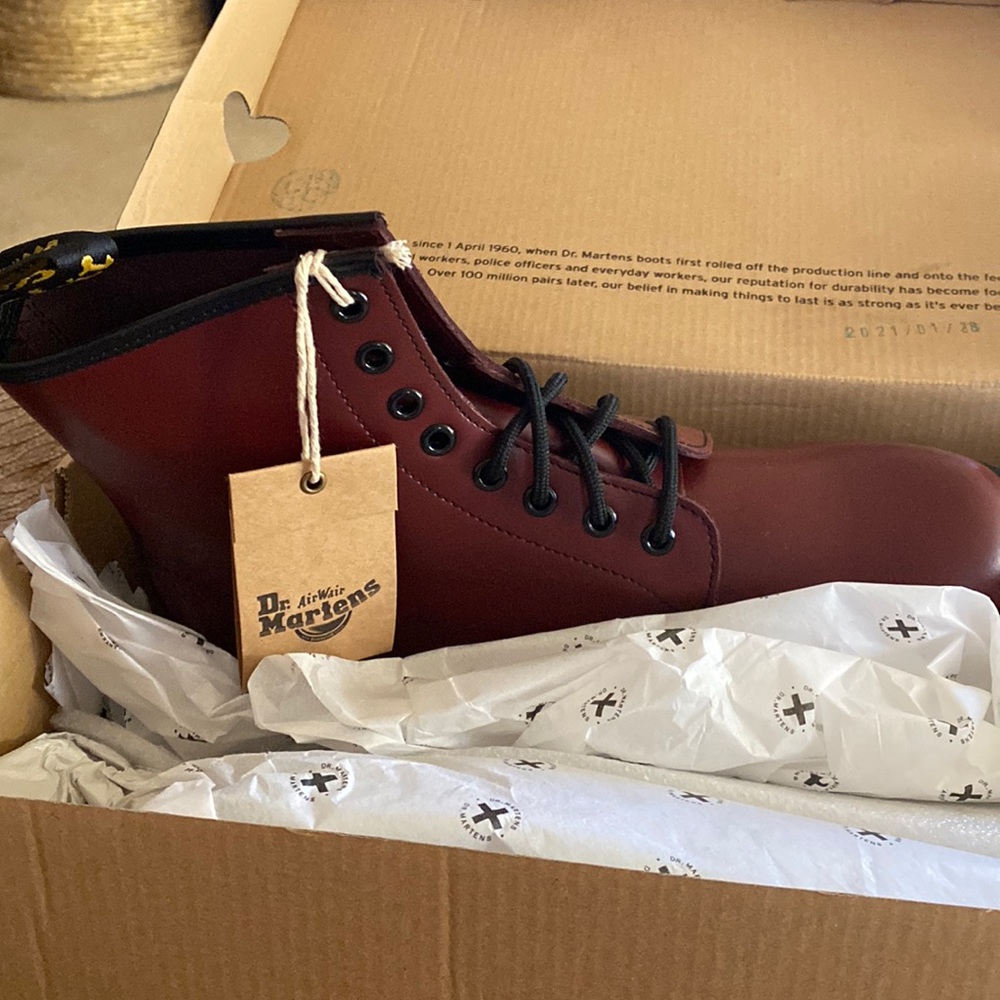 NIB  Red Dr Martens 9 🌺🌺